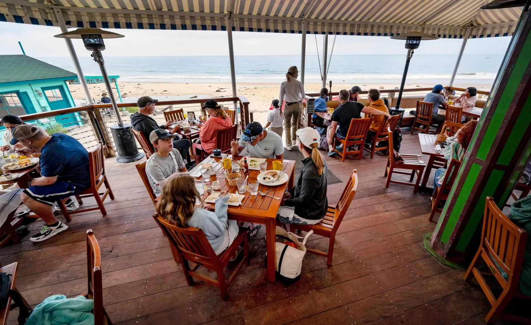 OCR-L-BOC23-LL-WATERFRONT-DINING-0924-01.webp